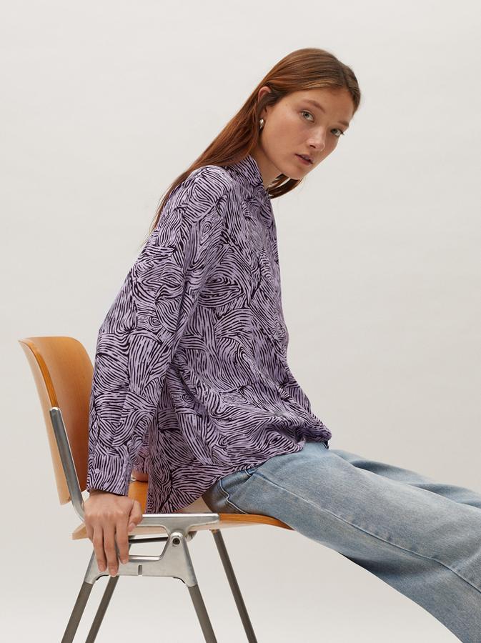 Camisa con estampado étnico en color lila. Rebajada de 29,99 a 19,99 euros.
