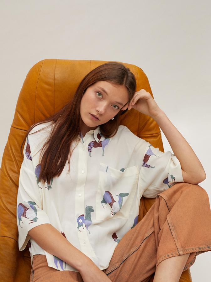 Camisa blanca con estampado de llamas. Rebajada de 25,99 a 17,99 euros.