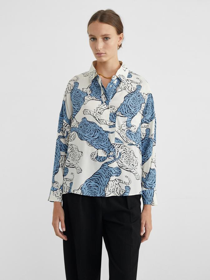Camisa con estampado de tigres en tonos azules. Rebajada de 29,99 a 19,99 euros.