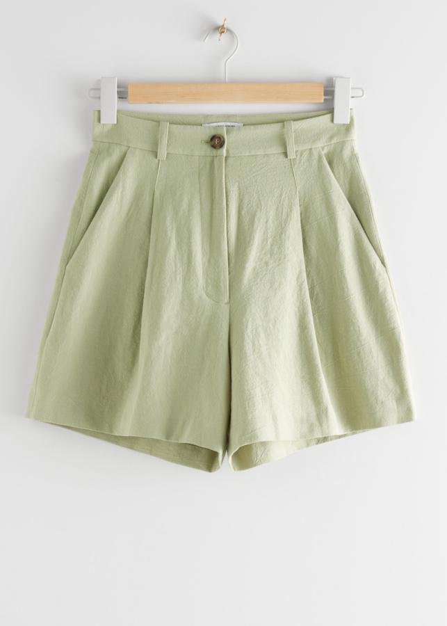 Bermudas de lino en color verde empolvado de la nueva colección de & Other Stories (59,99 euros)