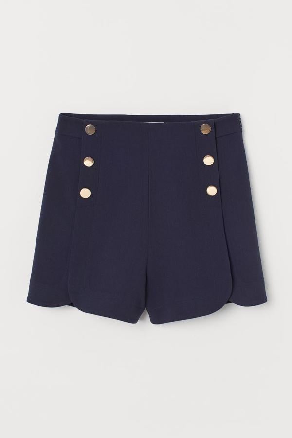 Bermudas azul marino con doble botonadura dorada y bajo festoneado de la nueva colección de H&M (24,99 euros)