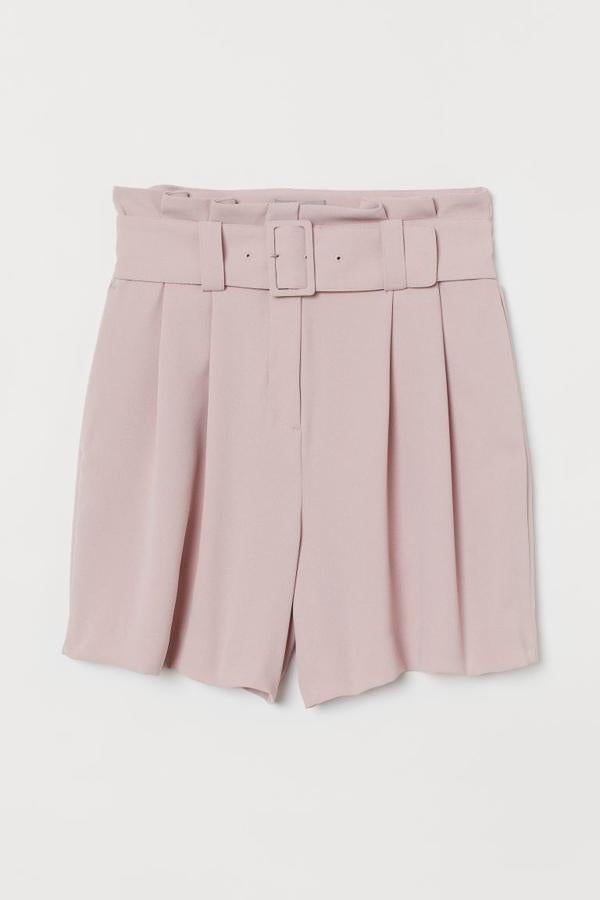 Bermudas plisadas en color rosa empolvado con cinturón de la nueva colección de H&M (29,99 euros)