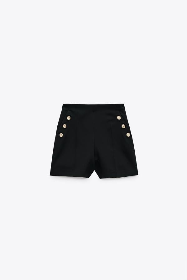 Bermudas cortas en color negro con botones dorados de la nueva colección de Zara (19,99 euros)