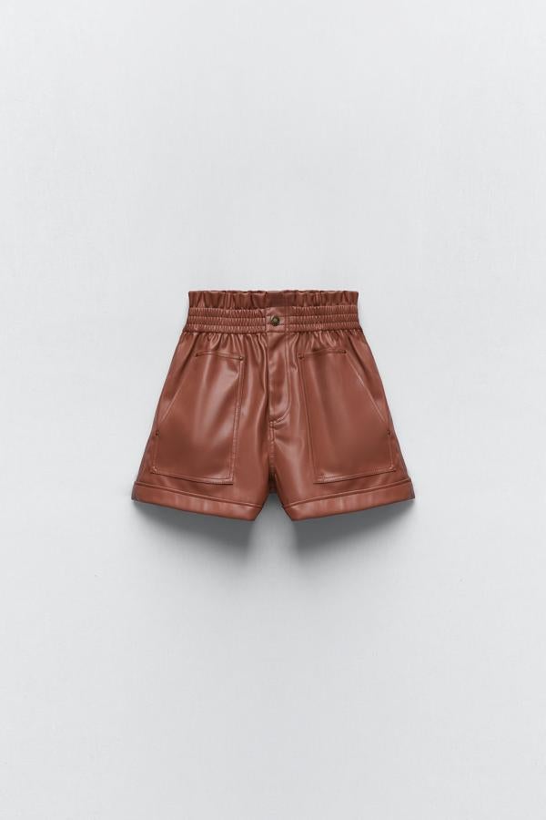 Bermudas abullonadas con efecto piel en color marrón de la nueva colección de Zara (19,99 euros)