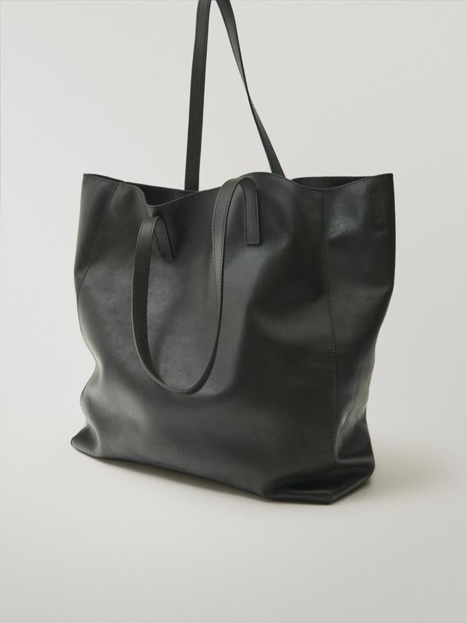 En verde oscuro, confeccionado en piel bovina y con dos asas de hombro, este bolso tote costaba 99,95 euros y ahora podemos comprarlo por 79,95 euros.