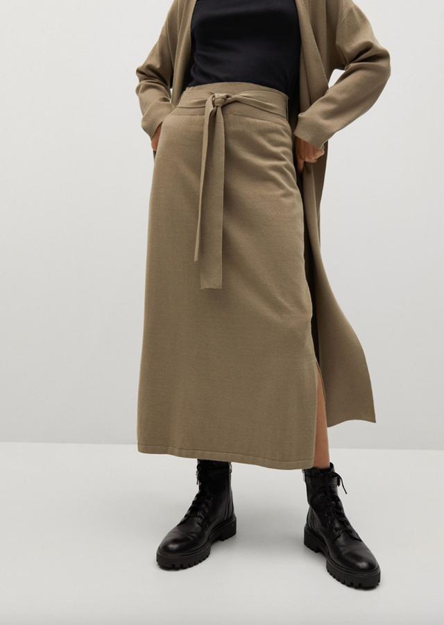 Diseño midi recto para esta falda de punto de Mango en beige con cinturón ajustable a la cintura elástica y aberturas laterales. Disponible en las tallas S, M y L, cuesta 29,99 euros.