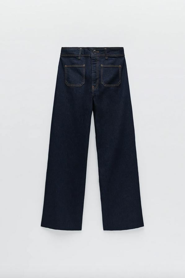 Confeccionado con al menos un 50% de algodón orgánico, estos vaqueros en azul oscuro con bolsillos de plastrón frontales y traseros, costuras combinadas a contraste y cierre frontal de cremallera y botón podemos encontrarlos entre las tallas 32 y 44 euros por 29,95 euros.