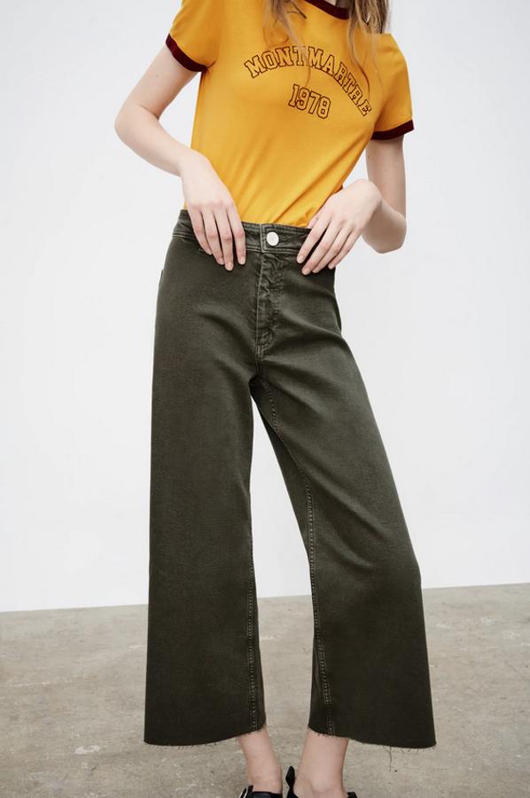 En verde caqui, con tiro alto y bolsillos de plastrón en la espalda, estos vaqueros confeccionados con al menos un 50% de algodón orgánico vienen con bajo acabado sin costura y cierre frontal de cremallera y botón. Disponibles entre las tallas 32 y 44, tienen un precio de 29,95 euros.