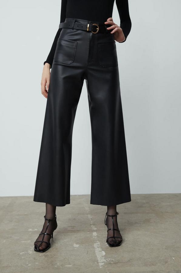 En color negro y efecto piel, este pantalón de tiro alto con bolsillos de plastrón en delantero y espalda viene con bajo acabado sin costura y cierre frontal con cremallera y botón. Tiene un precio de 29,95 euros y está disponible entre las tallas 32 y 44.