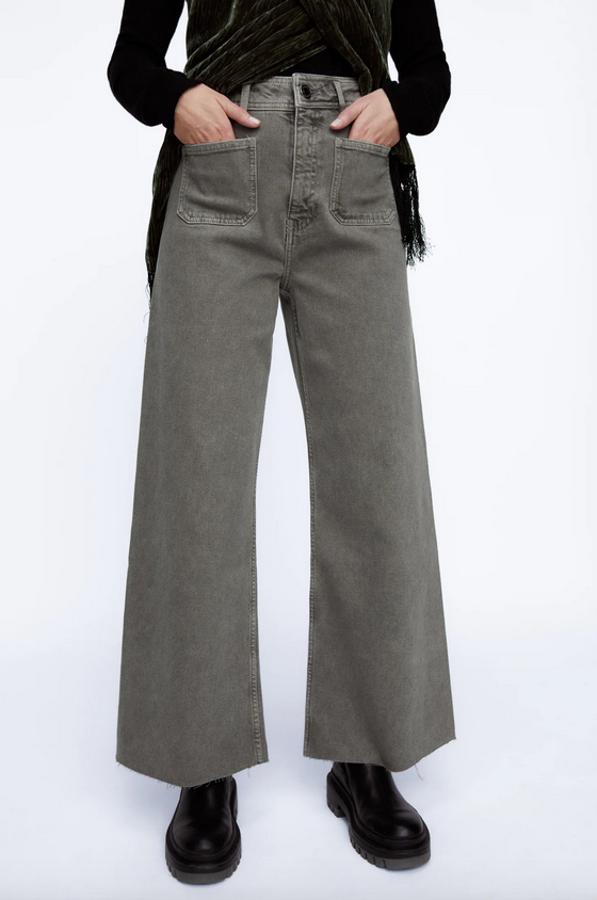 En color gris, confeccionados con al menos un 50% de algodón orgánico, estos vaqueros de tiro alto vienen con bolsillos de plastrón frontales y traseros, bajo acabado sin costura y cierre frontal con cremallera y botón. Tienen un precio de 29,95 euros y están disponibles entre las tallas 34 y 44.