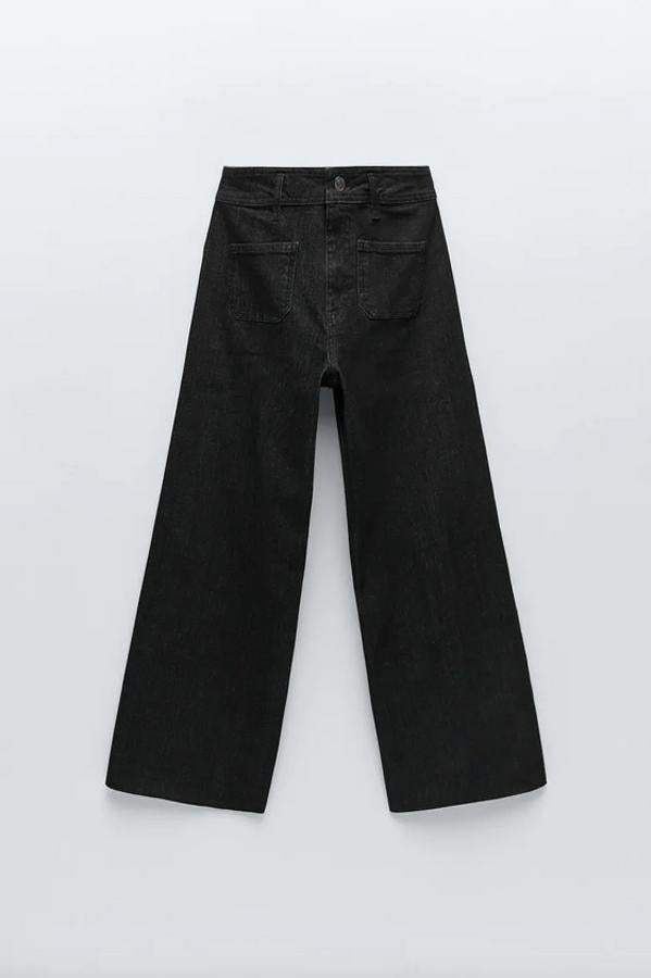 Confeccionado con al menos un 15% de algodón reciclado, estos vaqueros en color negro con tiro alto, bolsillos de plastrón delanteros y traseros y cierre frontal de cremallera y botón podemos encontrarlos entre las tallas 32 y 44 por 29,95 euros.