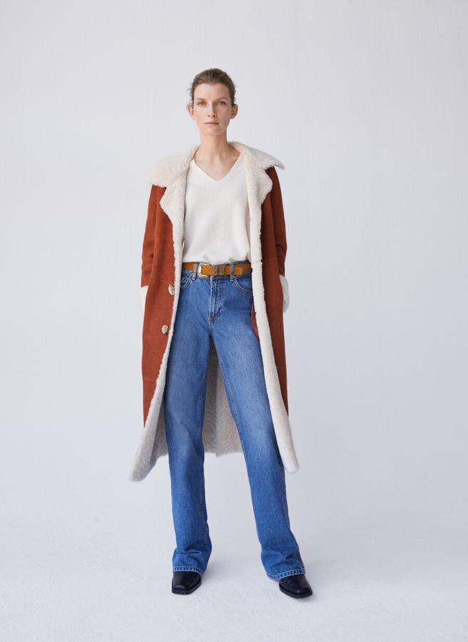 Abrigo reversible de ante con forro de borrego, de las rebajas de Uterqüe (699 €).