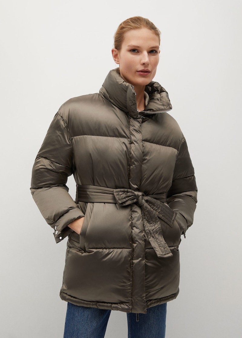 Abrigo acolchado con cinturón en gris satinado de la nueva colección de Mango (79,99 euros)