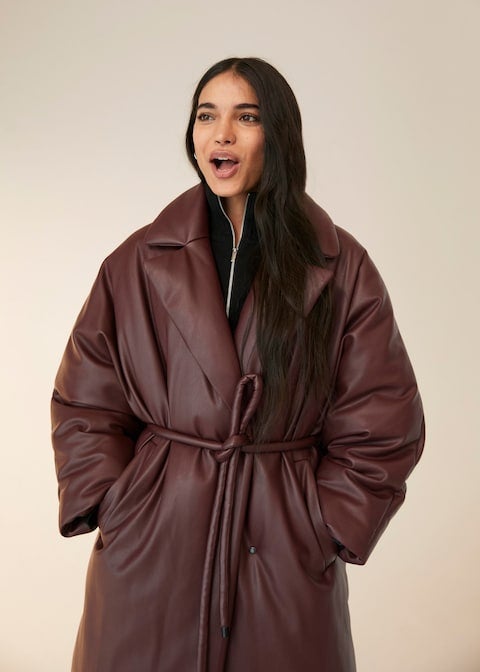 Abrigo acolchado en color burdeos con cinturón de la nueva colección de Mango (99,99 euros)