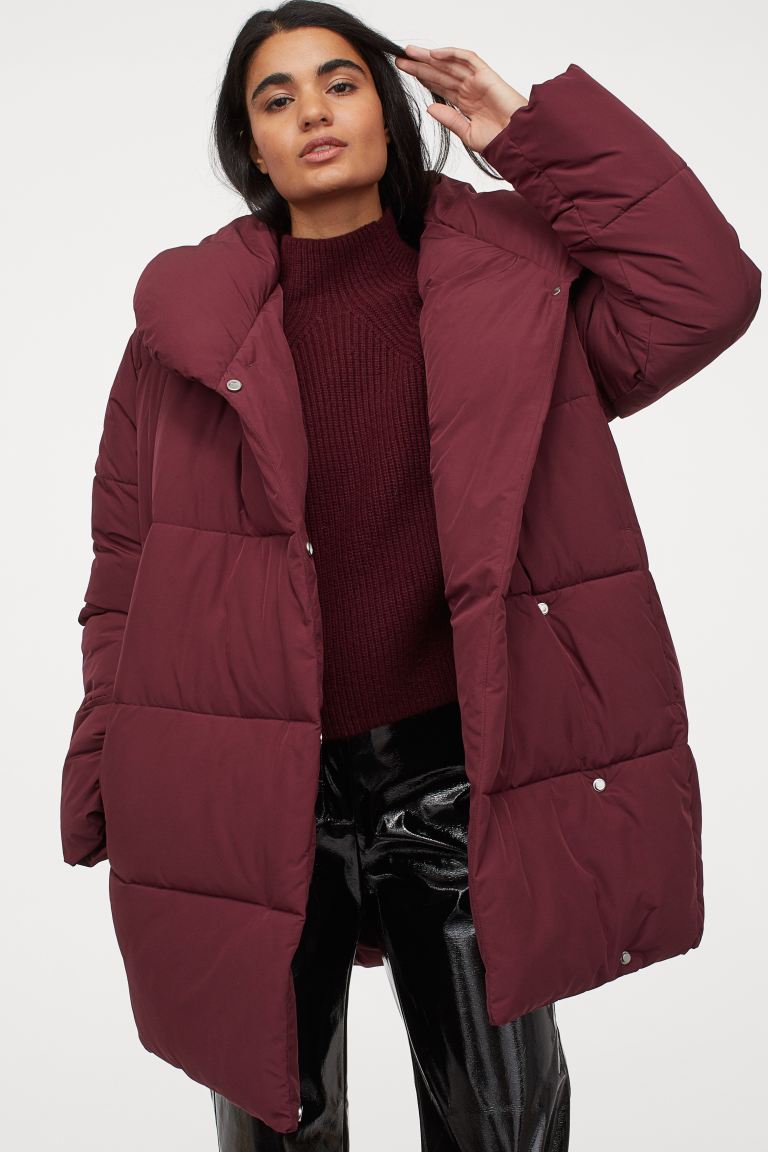 Abrigo largo acolchado con solapa en color burdeos de la nueva colección de H&M (59,99 euros)
