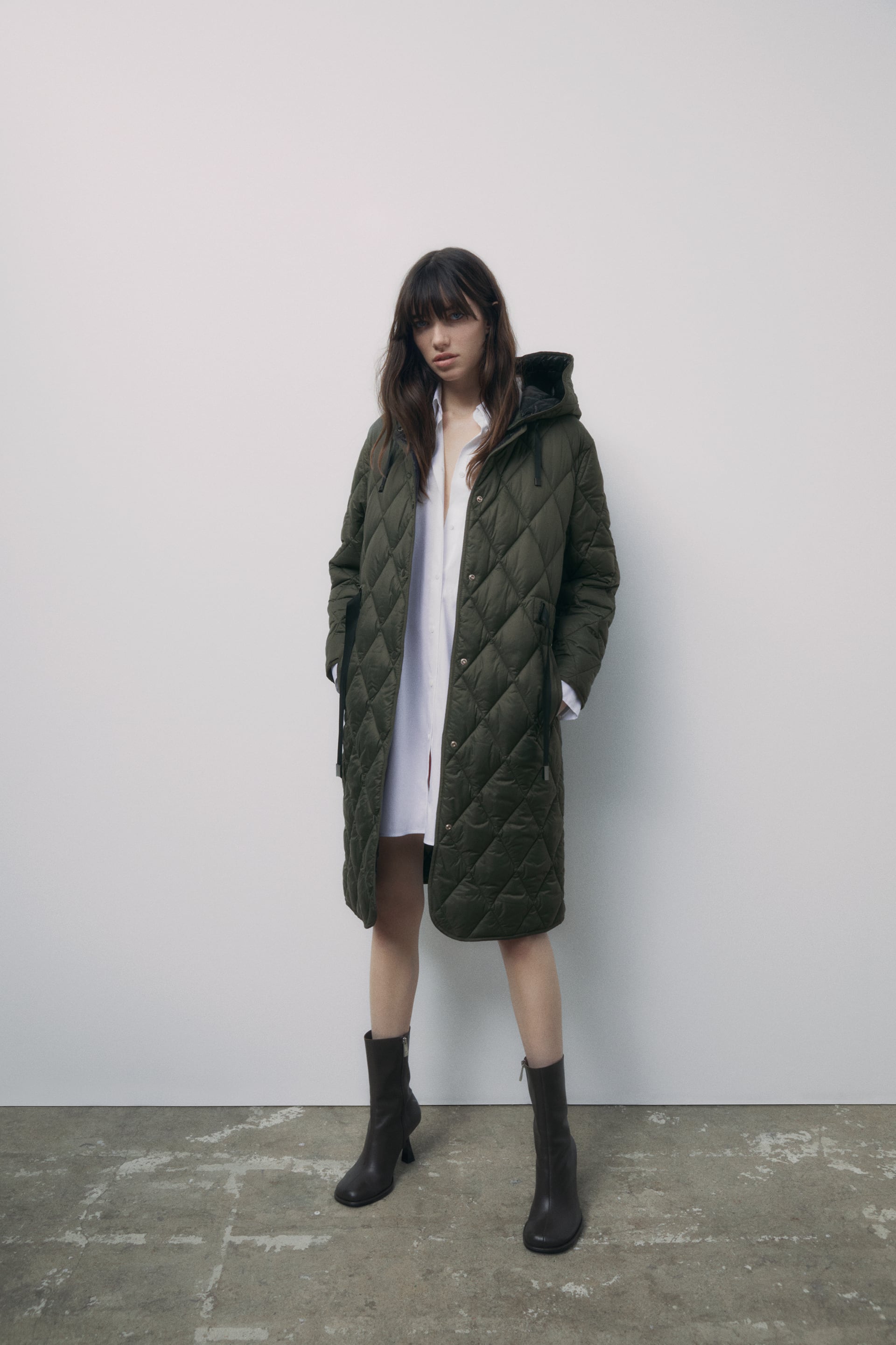 Abrigo acolchado con relleno térmico en color verde caqui de la nueva colección de Zara (59,99 euros)