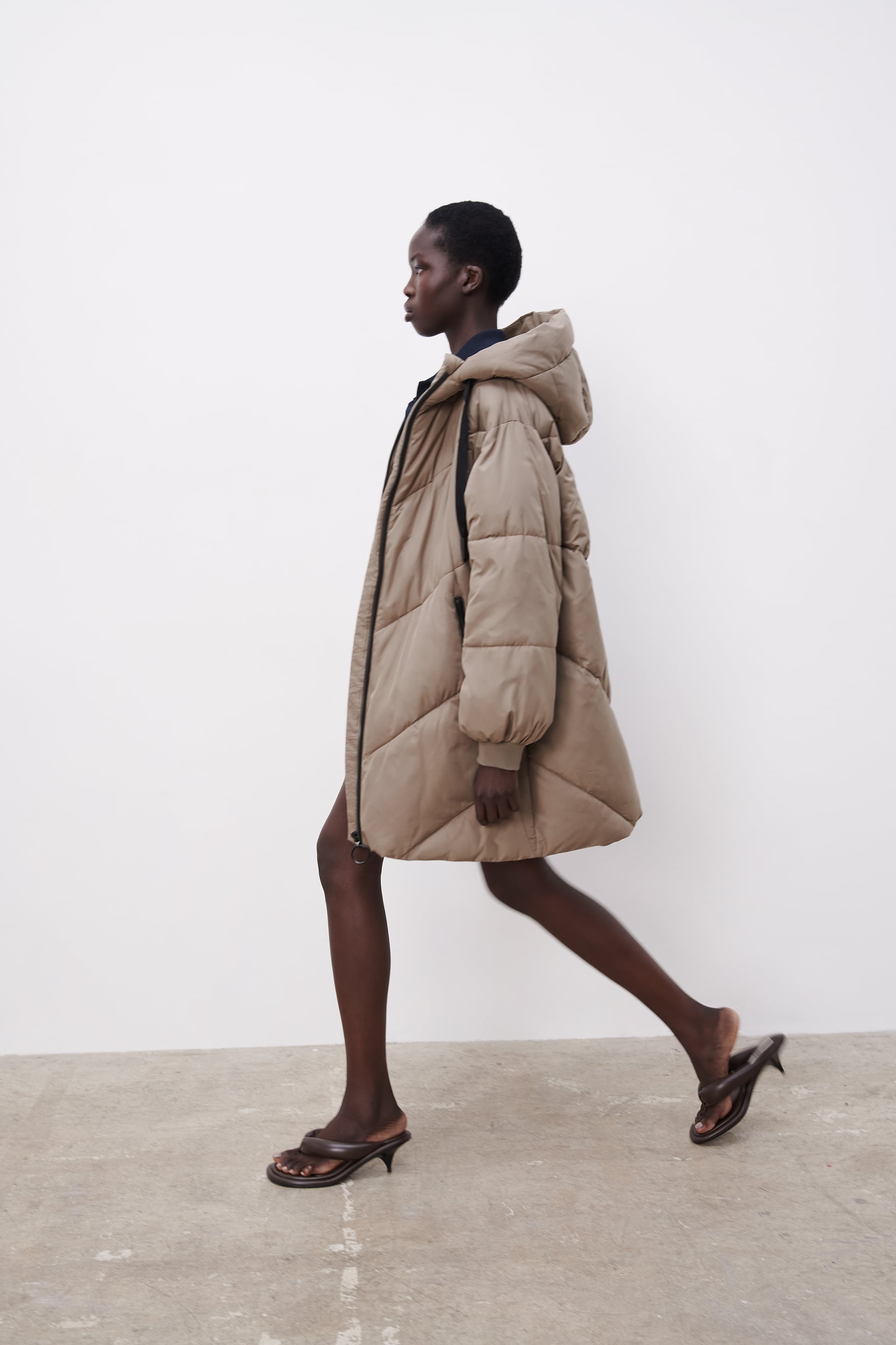 Abrigo acolchado overzize con capucha en color arena de la nueva colección de Zara (69,99 euros)
