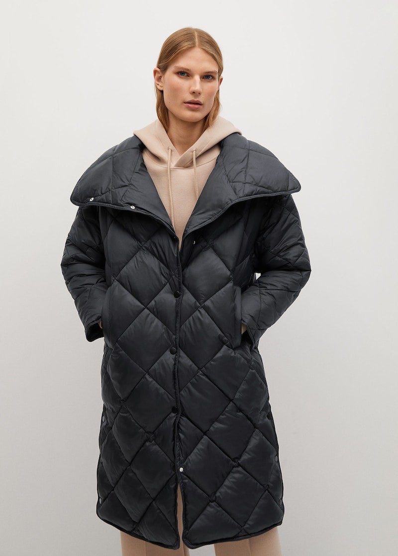 Abrigo largo de color negro de la nueva colección de Mango (79,99 euros)