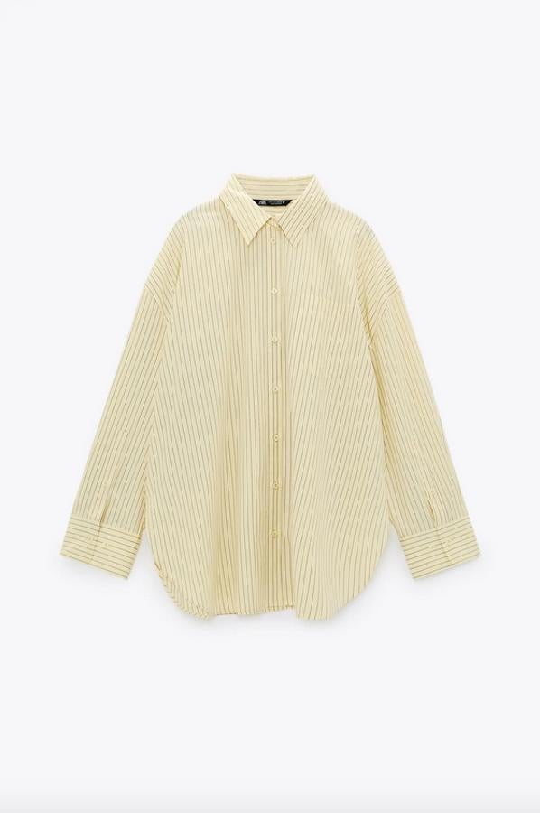 Esta camisa de cuello solapa con manga larga acabada en puño ajustable y bolsillo de plastrón en la pechera viene con estampado de rayas negras y cierre frontal de botones a tono. Tiene un precio de 25,95 euros y está disponible entre las tallas XS y XXL en Zara.