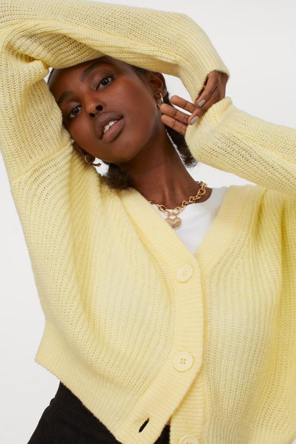 En punto suave con escote de pico y remates de canalé, este cárdigan corto de H&M viene con cierre frontal de botones a tono y hombros marcadamente caídos. Disponible en las tallas XS, L y XL, cuesta 19,99 euros.