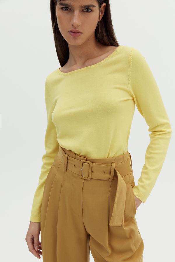 Con cuello barco y ribete de canalé en puños, bajo y escote, este jersey de punto de Sfera cuesta 13,99 euros y está disponible entre las tallas XS y XL.