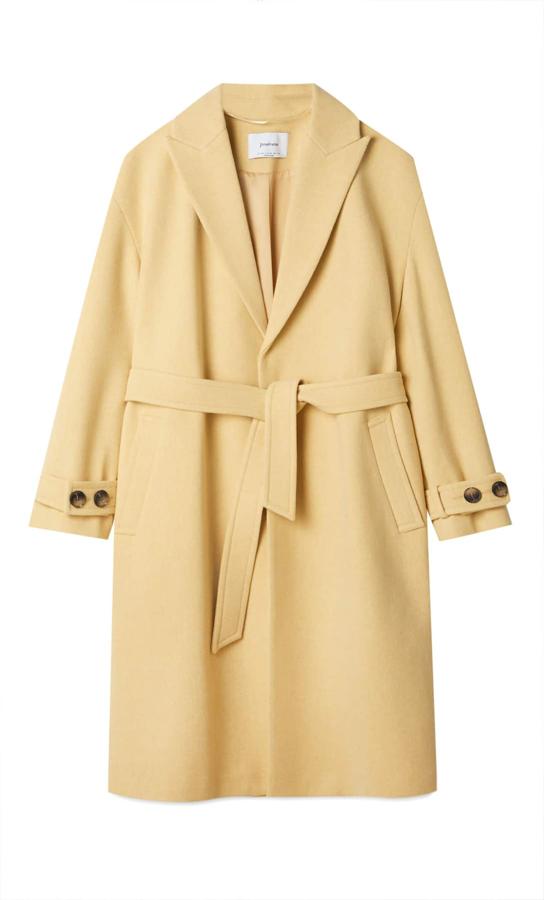 Abrigo con cinturón en color amarillo mostaza de la nueva colección de Stradivarius (59,99 euros)