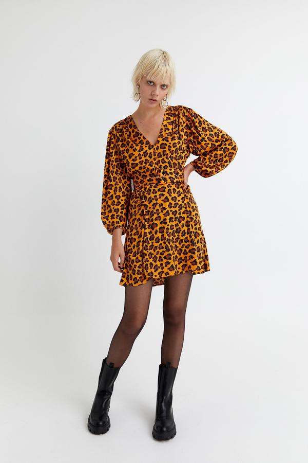 Estampado de leopardo sobre fondo naranja para este vestido mini con mangas amplias, escote de pico y cinturón a tono extraíble. Disponible en las tallas S, M y L, ha pasado de 35,99 euros a 15,99 euros.