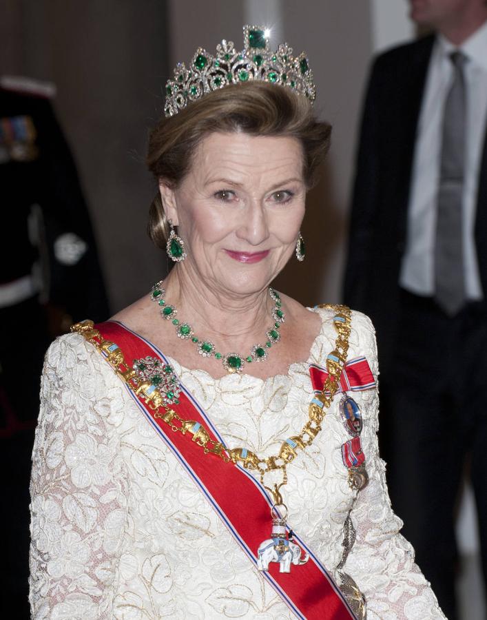 Perteneció a la emperatriz Josefina, esposa de Napoleón. Primero, estuvo en manos de la casa real sueca y finalmente pasó a la noruega. Es la tiara favorita de la reina Sonia y solo ella puede lucirla. Está realizada con diamantes y esmeraldas, que forman un dibujo geométrico que combina cuadrados y rombos.