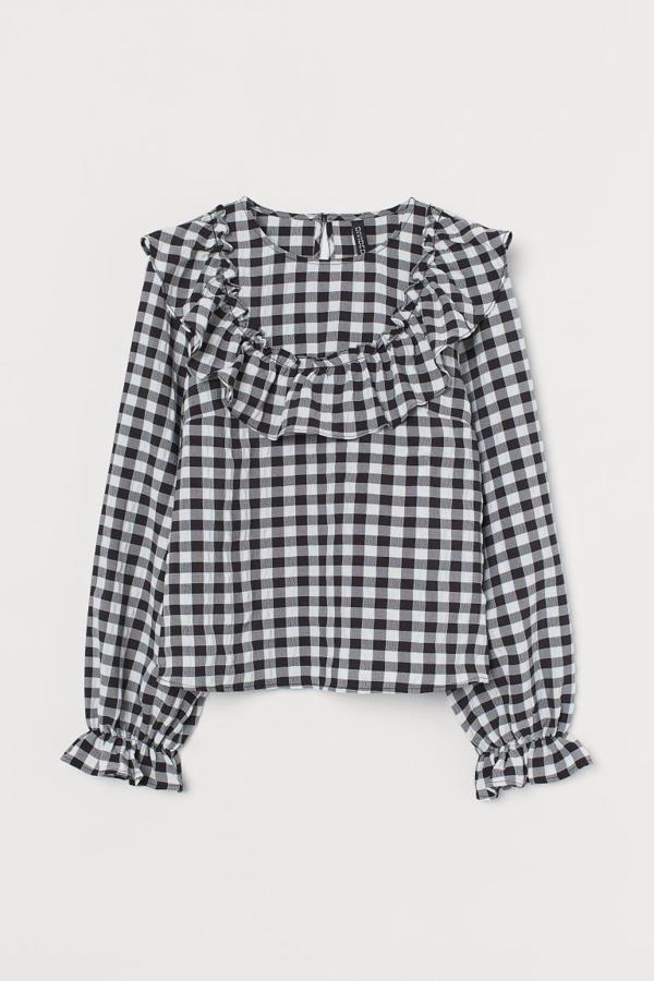 Blusa con estampado de cuadros vichy y volantes de la nueva colección de H&M (15,99 euros)