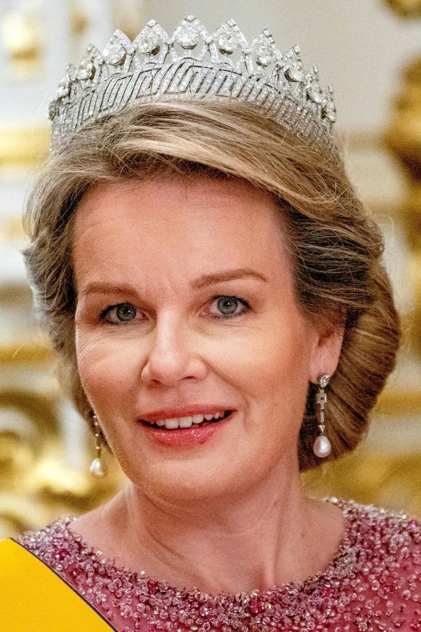 Está formada por once adornos triangulares en forma de “bandeau”. Los triángulos representan a las nueve provincias belgas, Bruselas y El Congo. Se la regaló el pueblo a la reina Astrid cuando se casó con Leopoldo III. Es la tiara que usó en su boda la reina Fabiola de Bélgica. Está reservada a las reinas.
