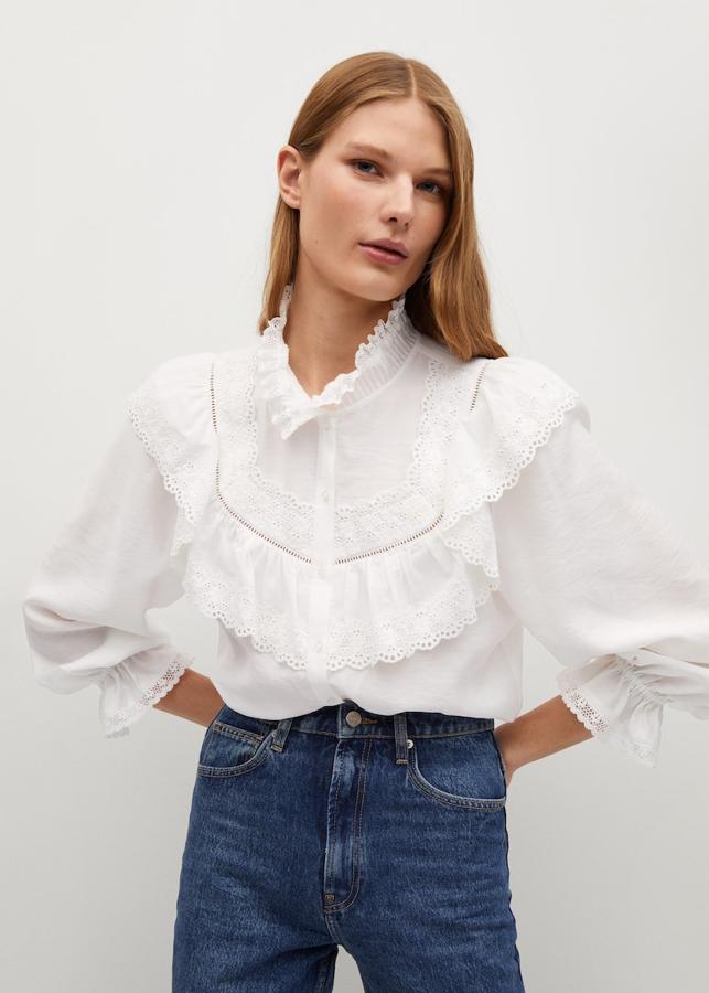 Blusa blanca con volantes y bordados de estilo romántico de la nueva colección de Mango (39,99 euros)