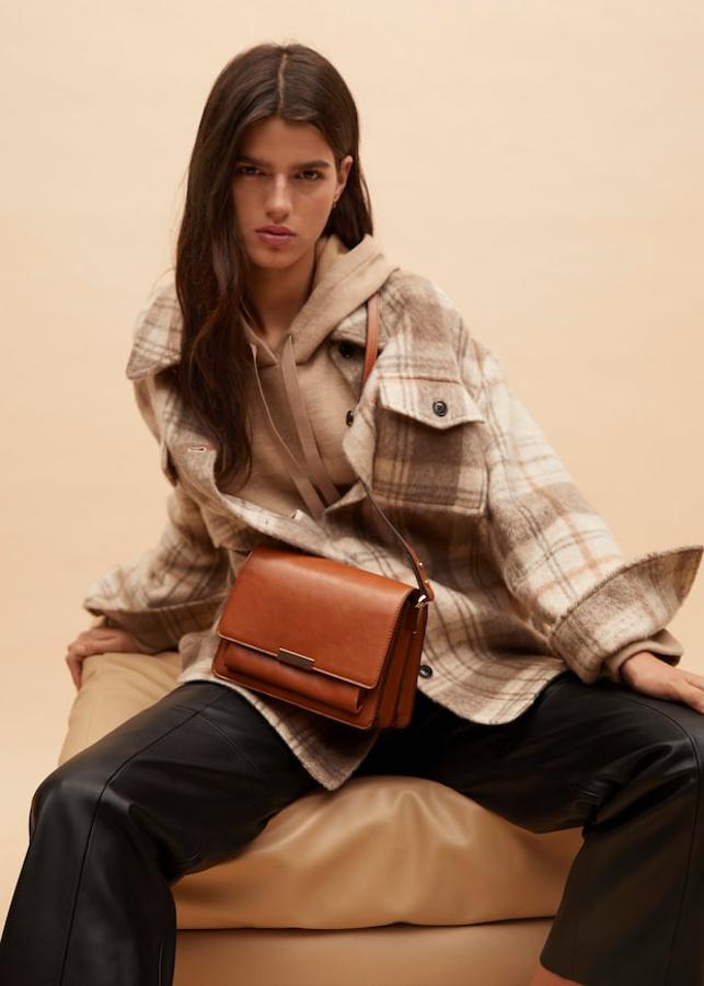 Bolso bandolera color cuero con apliques dorados de la nueva colección de Mango (25,99 euros)