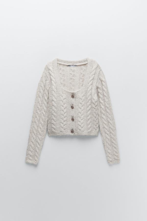 Chaqueta de punto trenzado en blanco con botones joya de la nueva colección de Zara (29,99 euros)