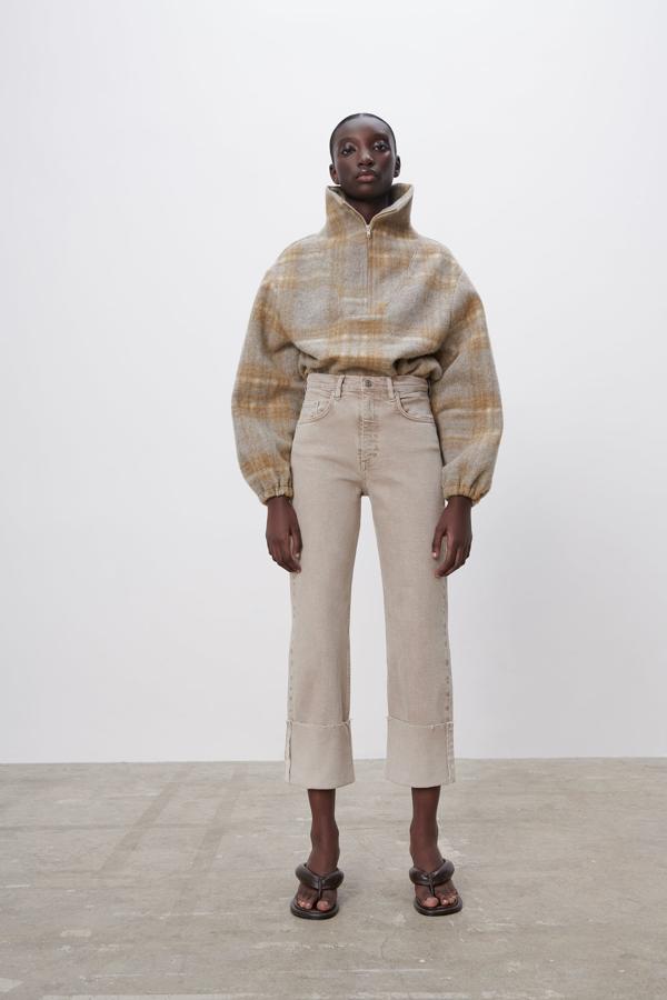 Pantalón vaquero con vuelta en el bajo en color crema de la nueva colección de Zara (25,99 euros)