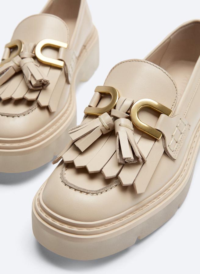 Mocasín de Uterqüe en beige con suela traslúcida tipo track: 99 euros. Del 35 al 41.