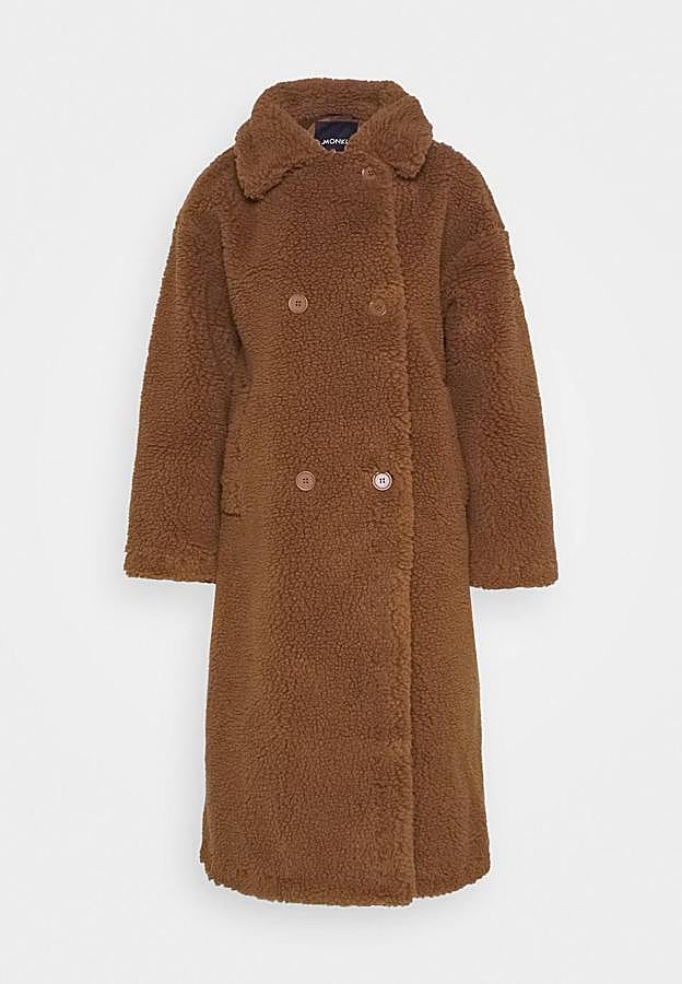 Abrigo de peluche, de Monki (80 €).