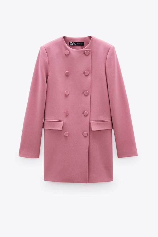 Abrigo recto sin solapas con doble botonadura, de Zara (17,99 €).