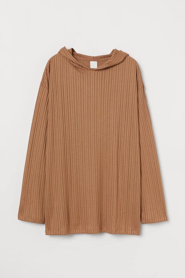 Sudadera de tejido fluído de efecto plisado con capucha, de H&M (14,99 €).