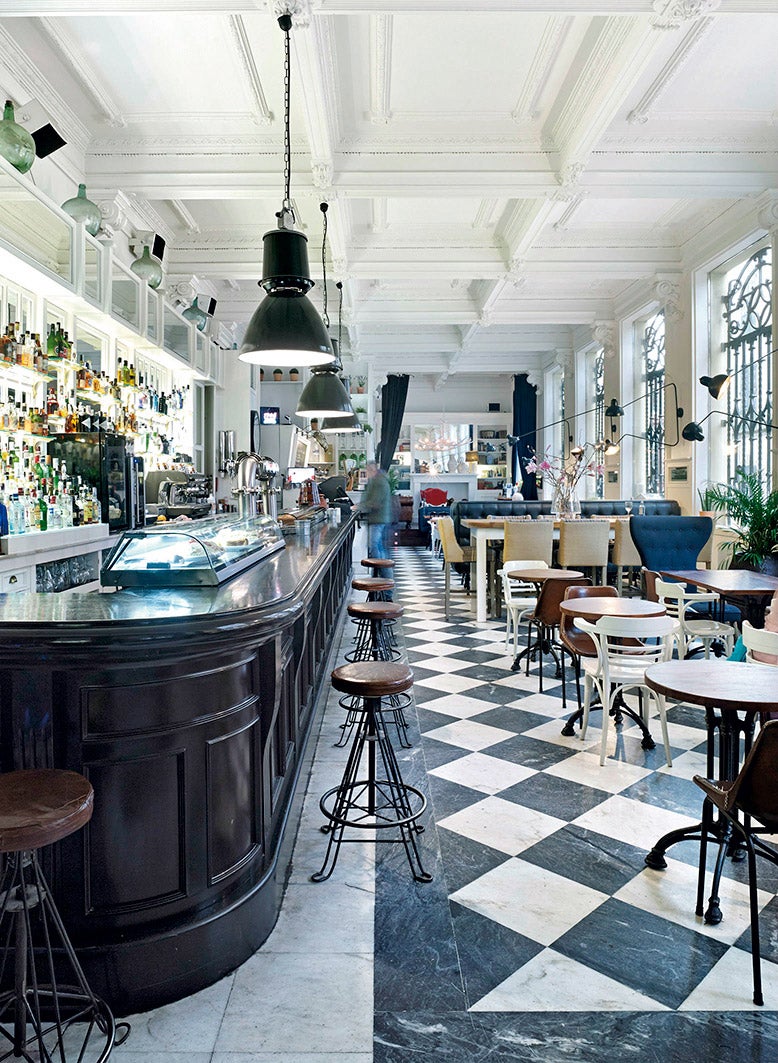 Bla Bla no quiere ser solo un café, sino una experiencia social y gastronómica. Y el interiorismo de Space Indesign en un edificio de 1919 y su soberbia carta lo procuran. (blablacafe.es).