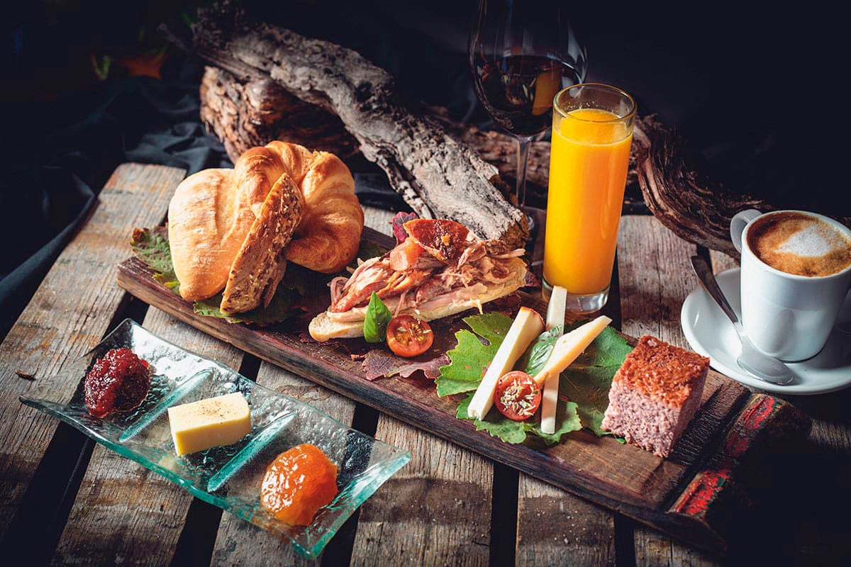 Adaptando al recetario canario y los ingredientes locales a las delicias dulces y saladas del tardío desayuno yanki, en la terraza de Bodegas Monje (con vistas al Teide) se logra el quizá mejor brunch de Tenerife. (bodegasmonje.com).