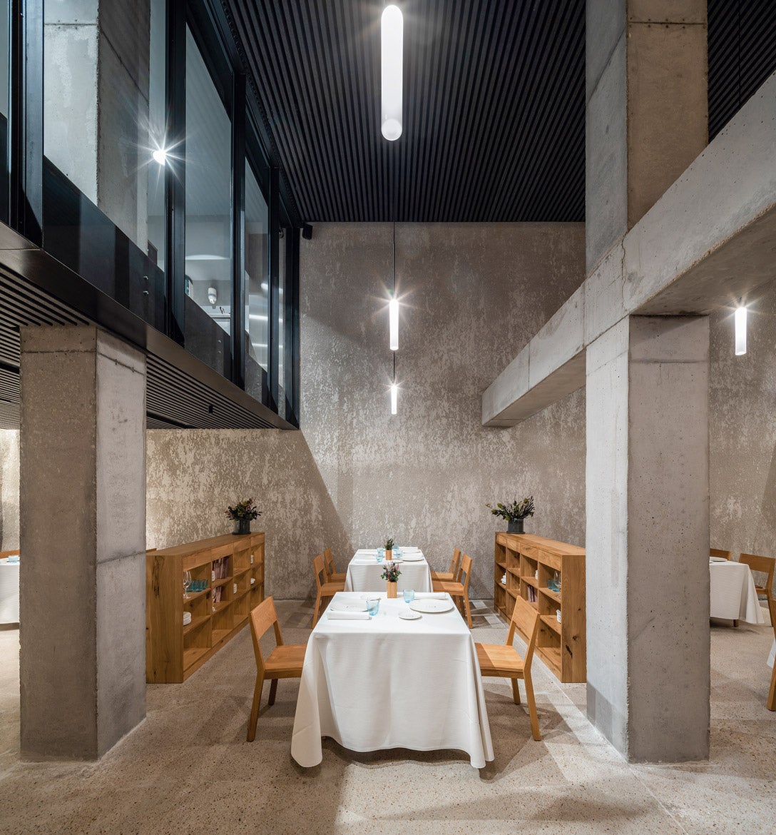 El chef Miguel Cobo se adapta a la nueva normalidad con Cobo Tradición, la tasca evolucionada pero tradicional (dentro de Cobo Estratos), que ennoblece y sacraliza la merienda cena gourmet con esencia castellana. (coboestratos.com).