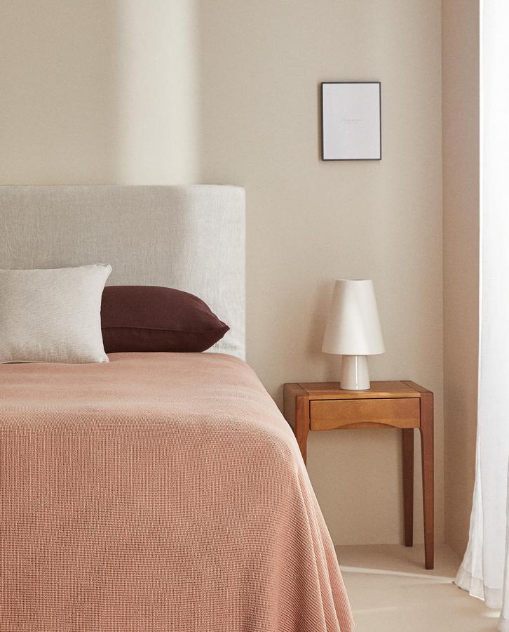 Disponible en rosa o en blanco, esta colcha de algodón lavado con efecto gofrado tiene un precio entre 29,99 euros y 39,99 euros dependiendo del tamaño.