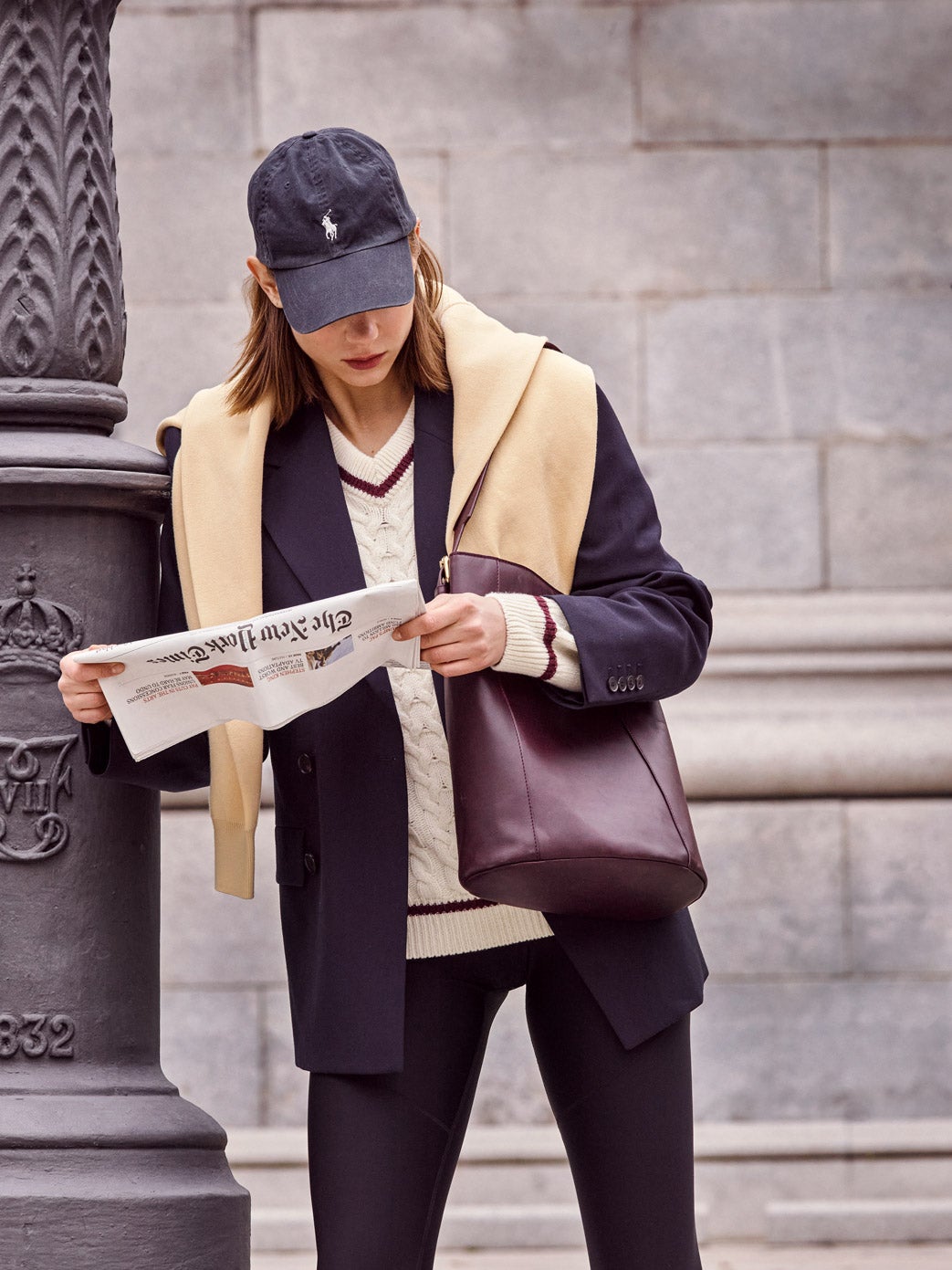 La americana y la sudadera son de Sandro. Jersey de Maour Studio, leggings de Ônne, gorra de Polo Ralph Lauren y bolso de Mint&Rose.