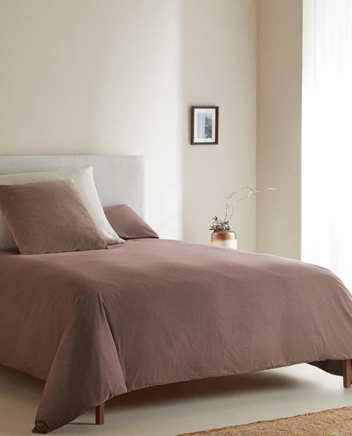 Confeccionada en 100% algodón, esta funda nórdica con estampado de cuadros pequeños está disponible en varios tamaños. Tiene un precio rebajado de entre 29,99 euros y 39,99 euros.