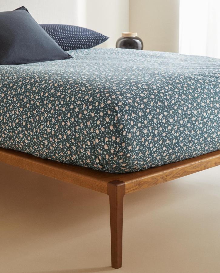 En color verde con estampado de pequeñas flores en blanco, esta sábana encimera en algodón percal de 180 hilos está disponible en varios tamaños y su precio va desde los 9,99 euros y los 15,99 euros.