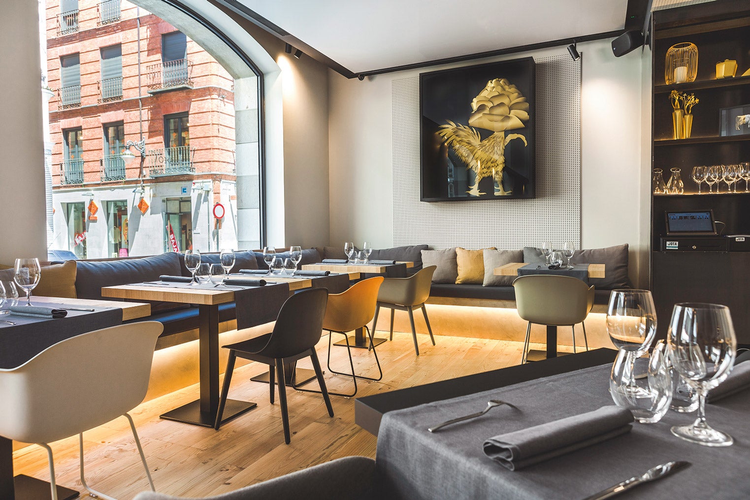 La propuesta del chef Teo Rodríguez en TrasTO se basa en una cocina castellana que ha viajado mucho para volver a sus raíces de manera renovada, fresca, creativa y muy universal, con sabores que trasladan a Asia o Latinoamérica. Siempre con el mejor producto, su carta es innegociable para los gourmands locales. (trastorestaurante.com).