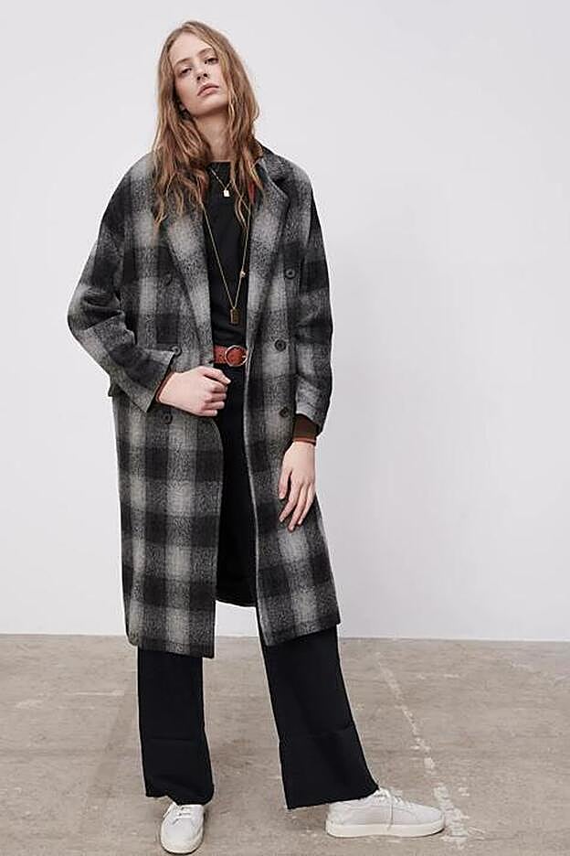 Confeccionado en 100% lana, este abrigo resulta de lo más estiloso y podrás combinarlo con todos tus estilismos.