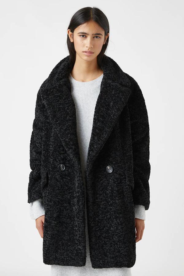 Disponible en negro, tostado o crudo, este abrigo de pelo rizado con cierre de doble botón tiene un precio súper rebajado de 19,99 euros.