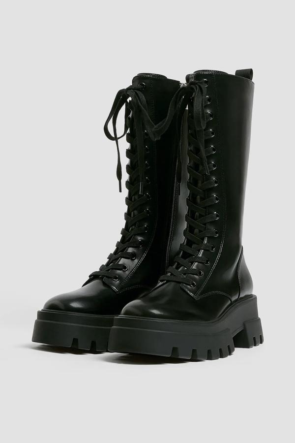 Disponible por el momento en todas sus tallas, estas botas acordonadas en color negro y con suela track tienen una altura de suela de seis centímetros y un precio de 29,99 euros.