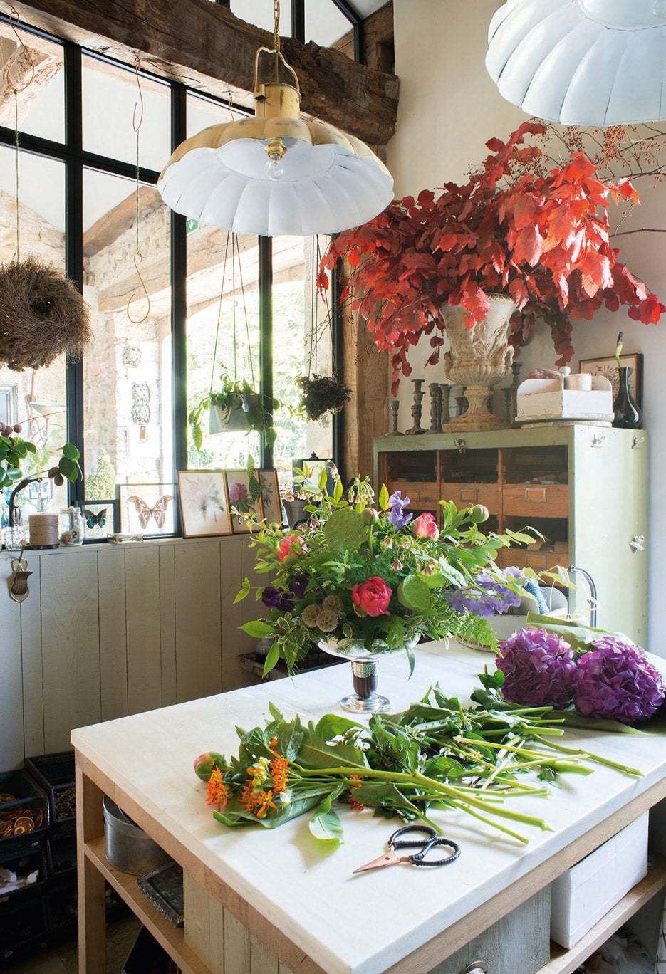 La floristería, a cargo de Mar López, proporciona decoración para los eventos que organiza el director creativo de Gaztelur, Olivier Granet, como para clientes de fuera.